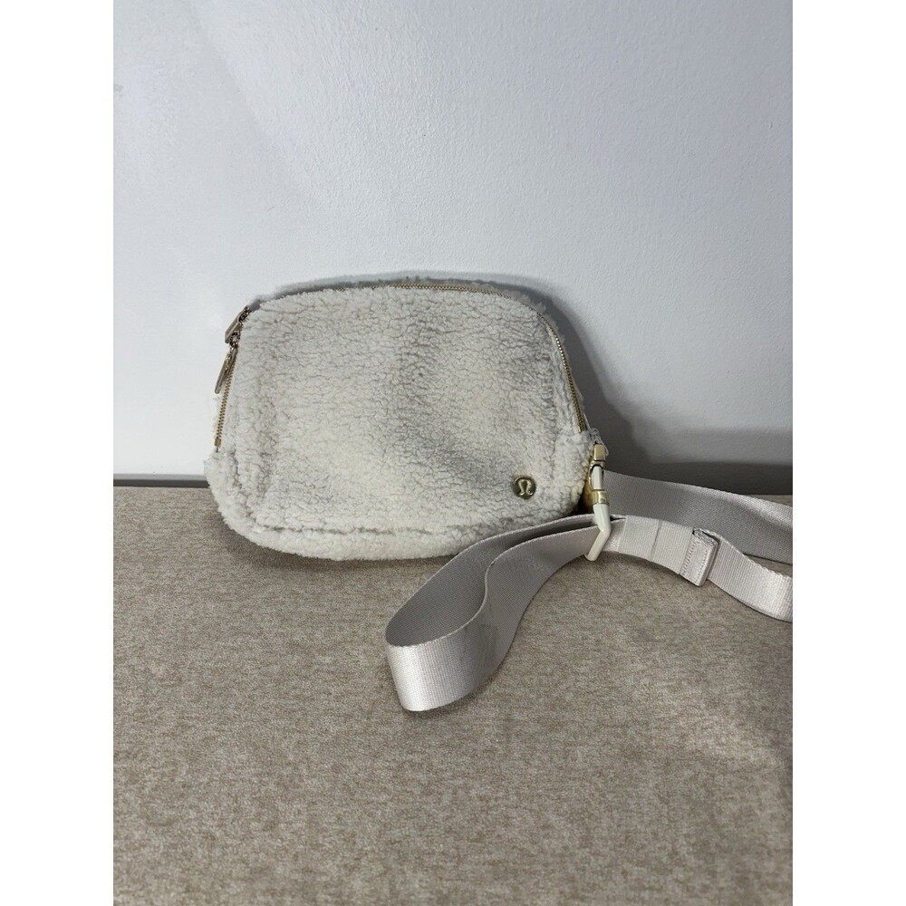 Lululemon  Women’s Everywhere Belt Bag 1L Fleece White Gold 10”x7”